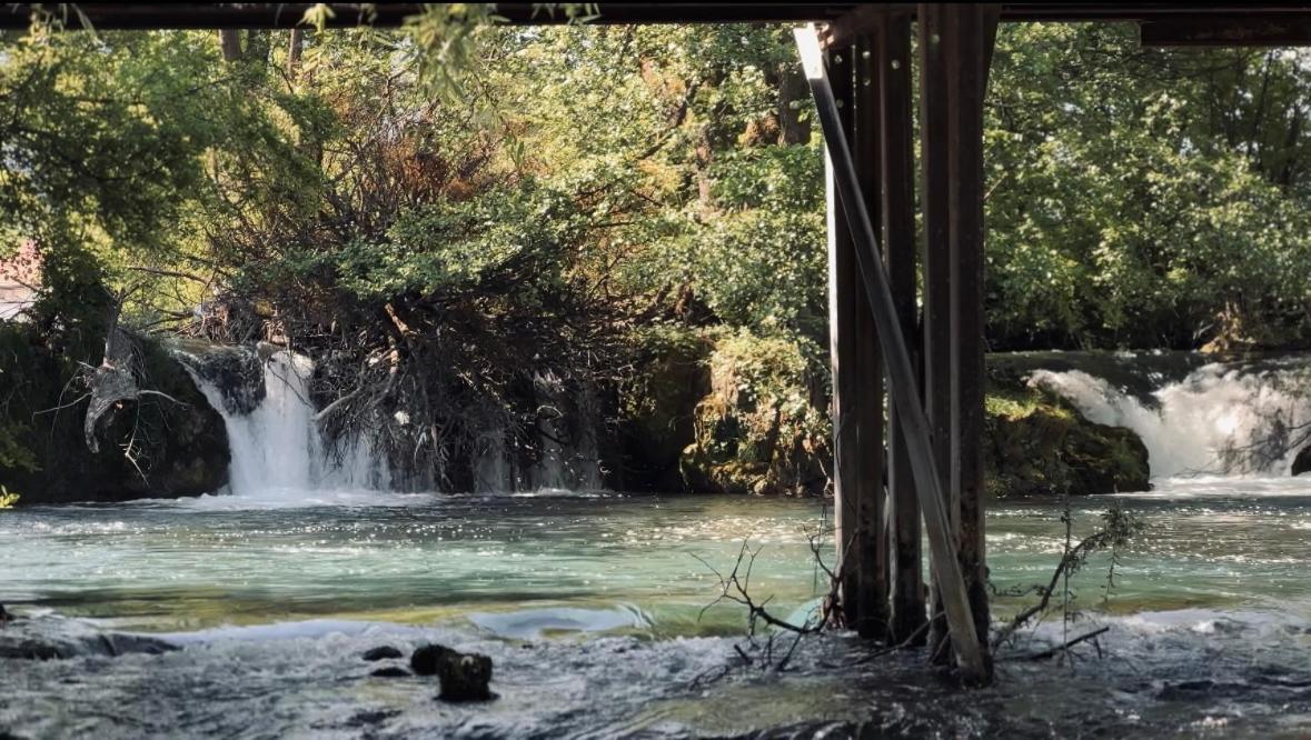 Вилла Waterfall Glamping Cabin Бихач Экстерьер фото